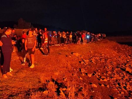 المئات من أطفال واهل دير حنا يشاركون مسار ليلي في يوم المشي العالمي